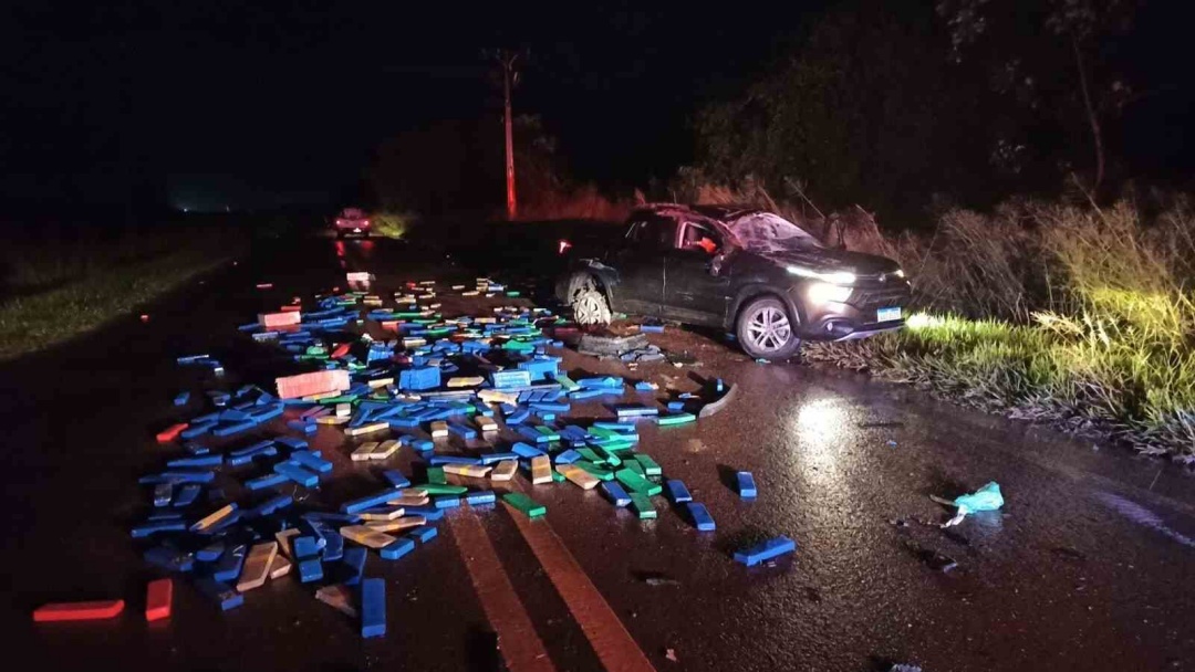 Traficante paraguaio tenta fugir da PRF na BR-163, capota carro e fica preso nas ferragens