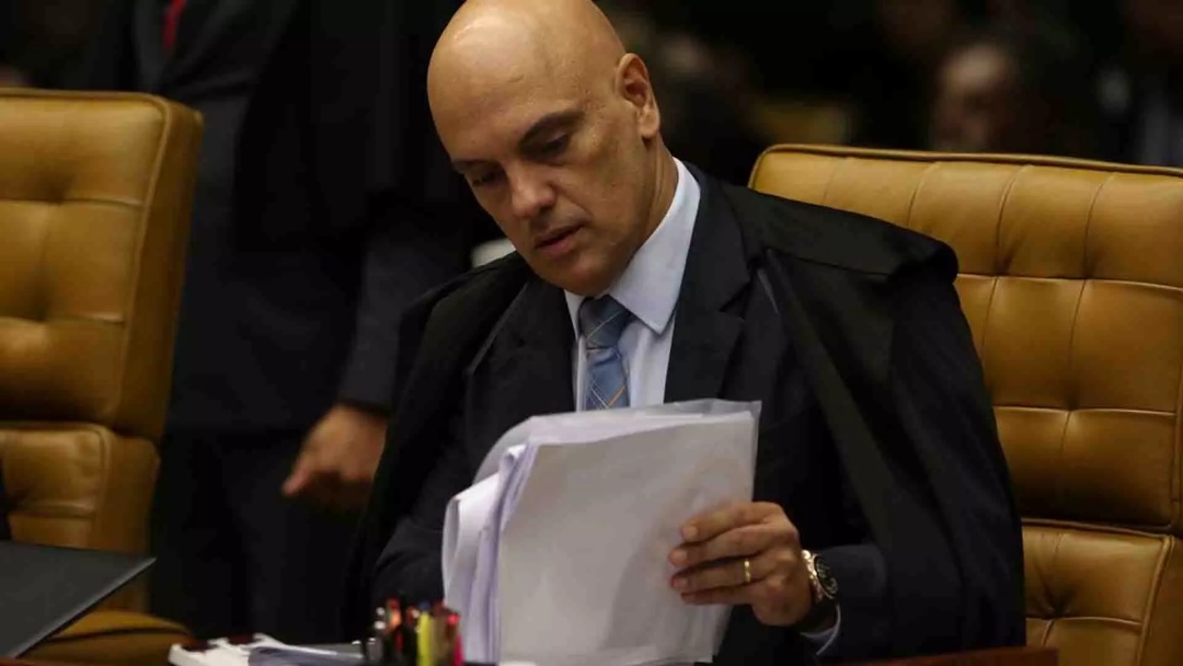Moraes libera ré do 8/1 de usar tornozeleira eletrônica devido à gestação de risco