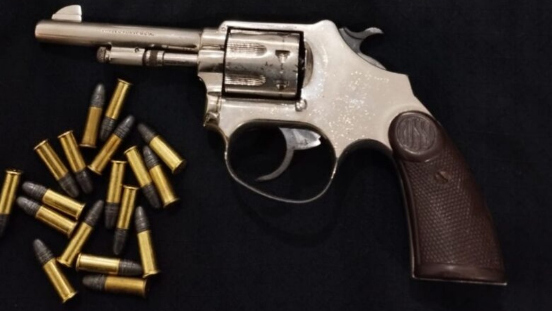 Homem é preso em flagrante após ostentar arma de fogo em locais públicos