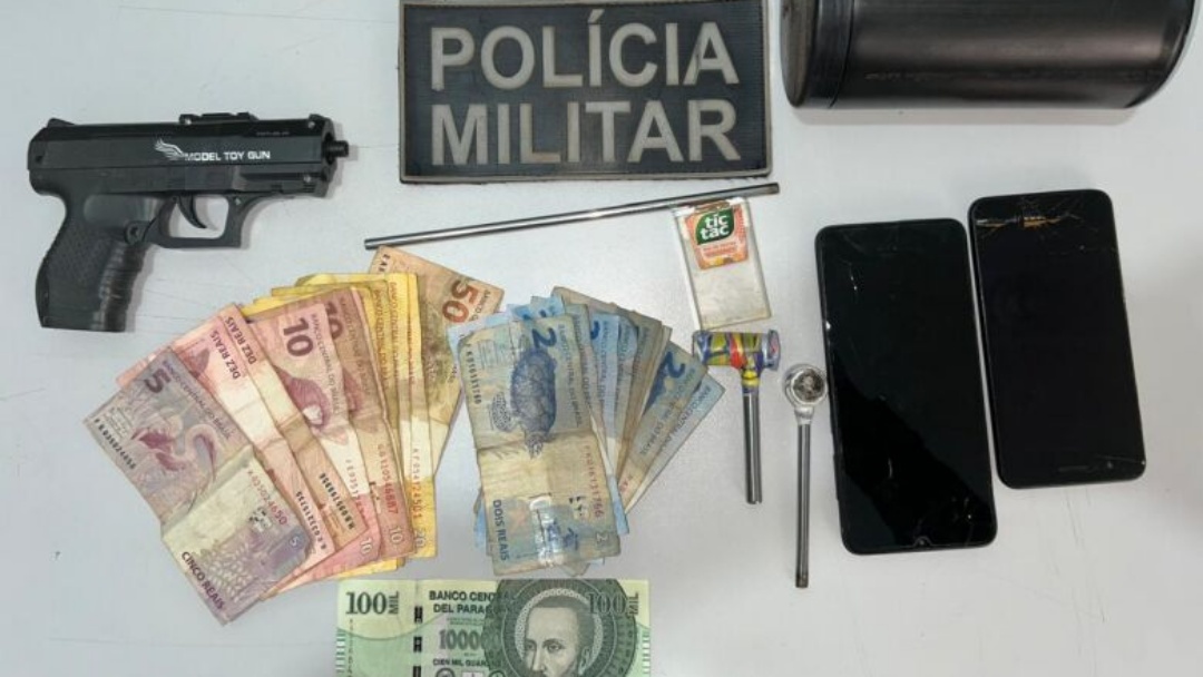 Pol&iacute;cia apreende drogas, objetos furtados e simulacro de arma durante opera&ccedil;&atilde;o