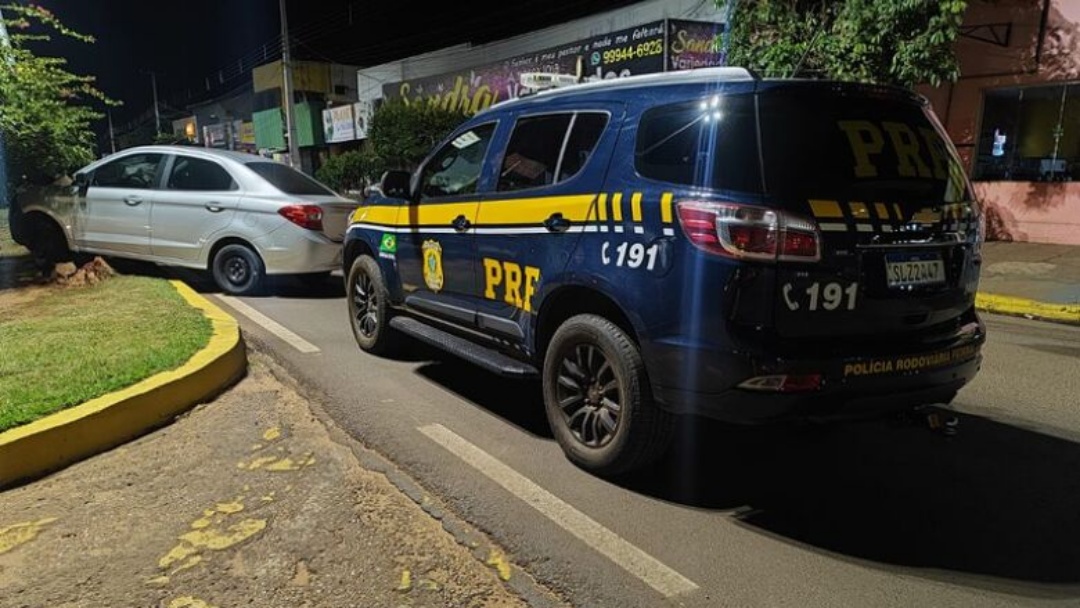 Ladr&atilde;o tenta fugir, bate em placa e acaba preso com carro furtado