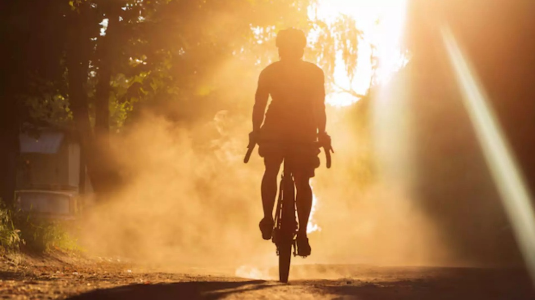 Ciclista morre ao cair de bicicleta e pol&iacute;cia suspeita de mal s&uacute;bito