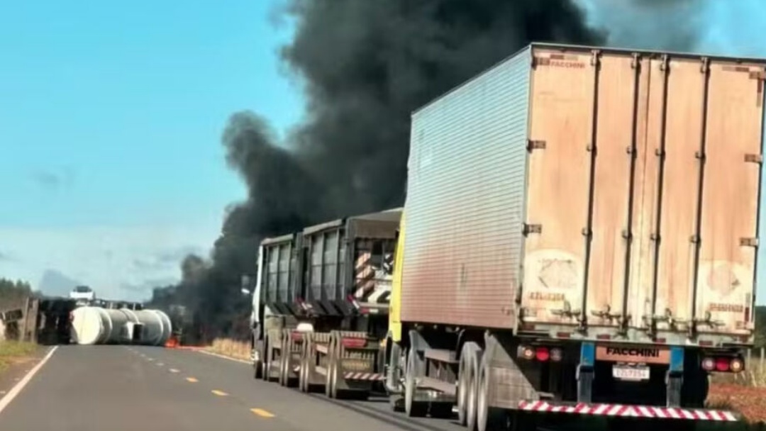 Carreta pega fogo na MS-040 em Campo Grande   