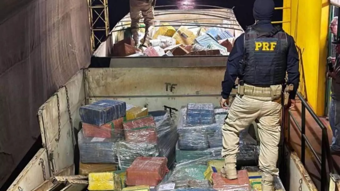 Carreta com 17 toneladas de maconha que saiu de Ponta Por&atilde; &eacute; interceptada pela PRF no Paran&aacute;