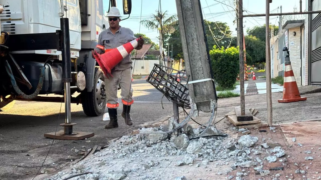 Motorista embriagado bate carro em poste e provoca danos a loja 