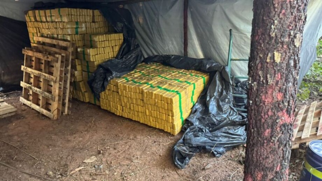 Pol&iacute;cia Federal descobre esconderijo de drogas e apreende 8 toneladas de maconha   