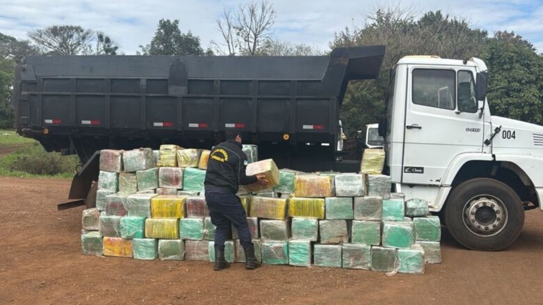 Quase 6t de maconha s&atilde;o apreendidas em meio a carga de pedra brita no Vival dos Ip&ecirc;s