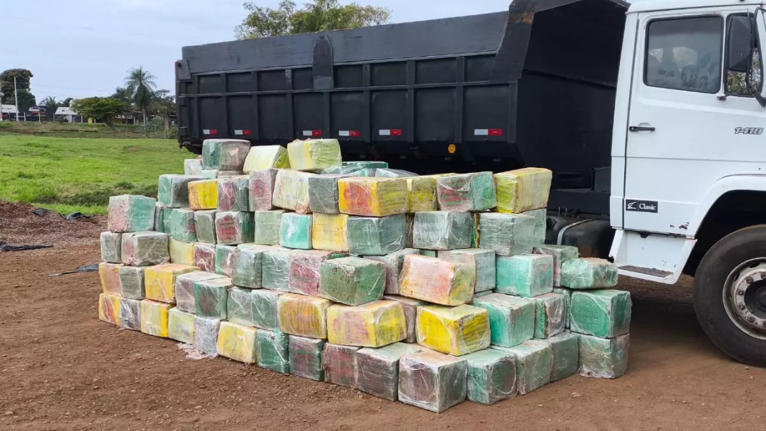 Seis toneladas de maconha s&atilde;o encontradas escondidas em caminh&atilde;o em Dourados