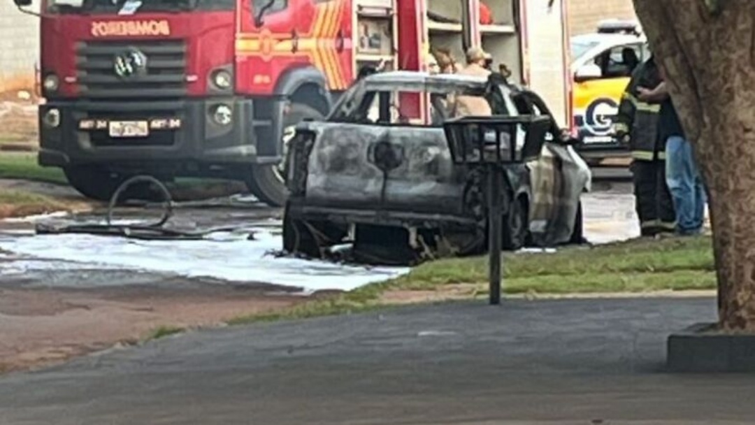 Carro pega fogo em Dourados e fica totalmente destruído
