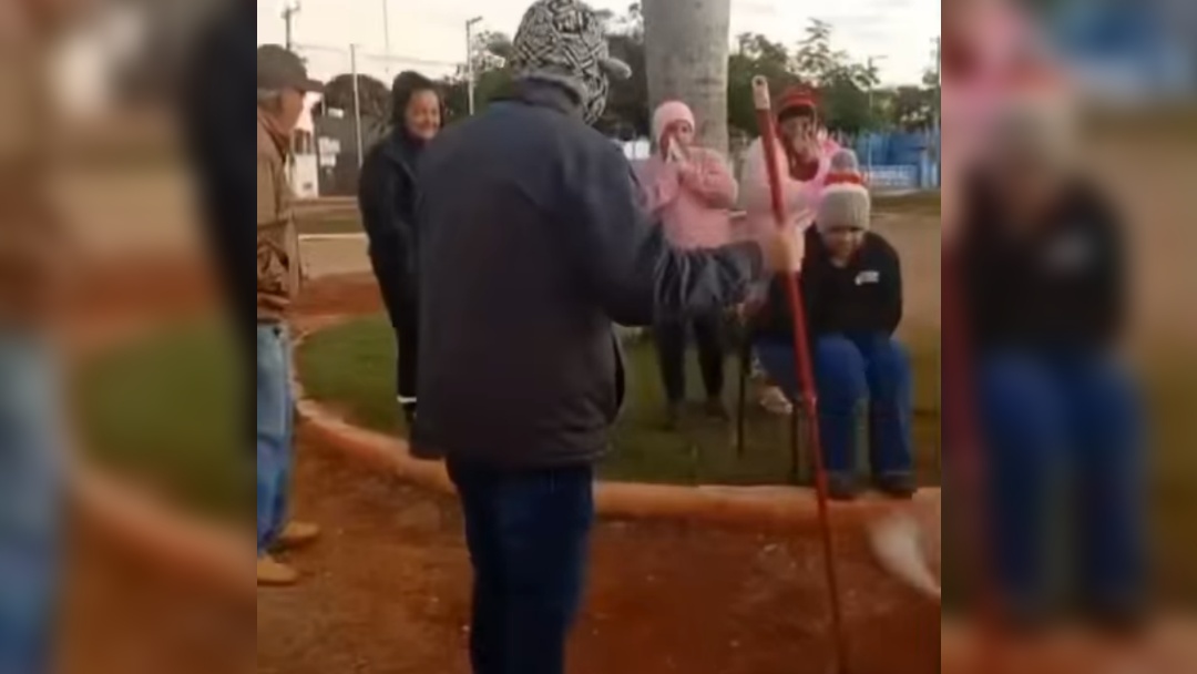 Denúncia: Garis enfrentam frio e chuva sem proteção e bancam até o próprio material de trabalho