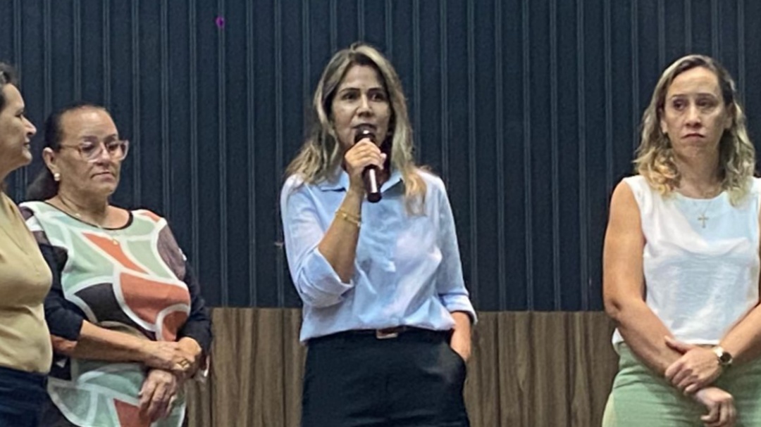 Carol Terra ren&uacute;ncia &agrave; lideran&ccedil;a do prefeito e diz que vai se dedicar ao mandato