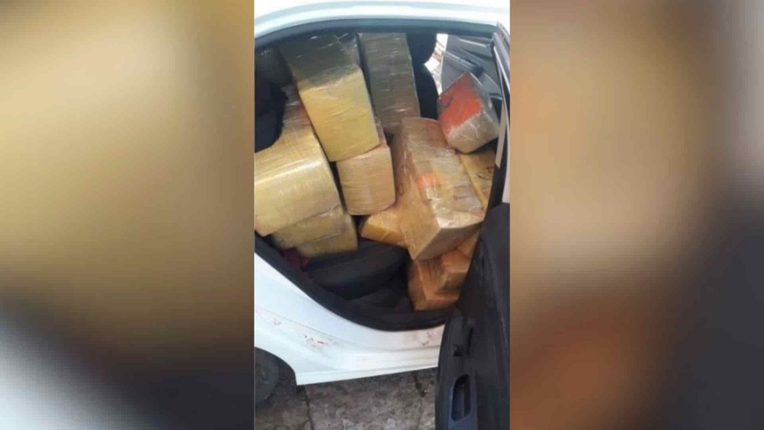 Jovem &eacute; preso com carro abarrotado de maconha 
