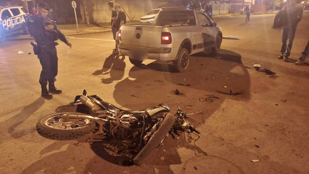Menor de idade ao volante causa acidente no centro de Sidrol&acirc;ndia e deixa motociclista ferido