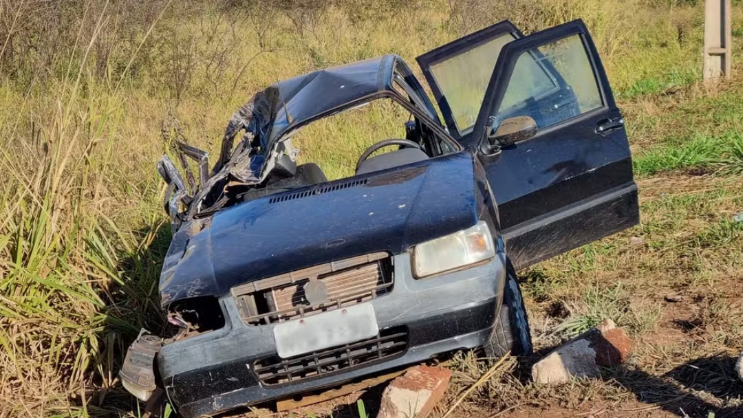 Idoso fica ferido em acidente entre carro e carreta na BR-262