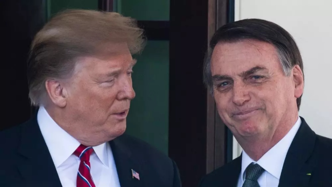 Trump acusa Brasil de promover &lsquo;ca&ccedil;a &agrave;s bruxas&rsquo; contra Bolsonaro e elogia ex-presidente