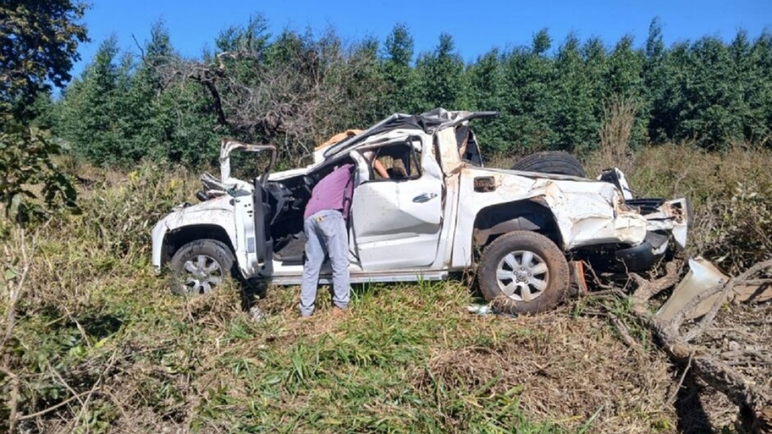 Na &#039;curva da morte&#039;, motorista capota caminhonete e &eacute; socorrido na BR-060   