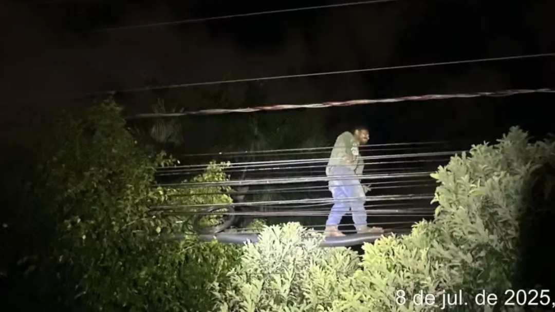 Homem anda sobre fios de energia e furta cobre em Campo Grande
