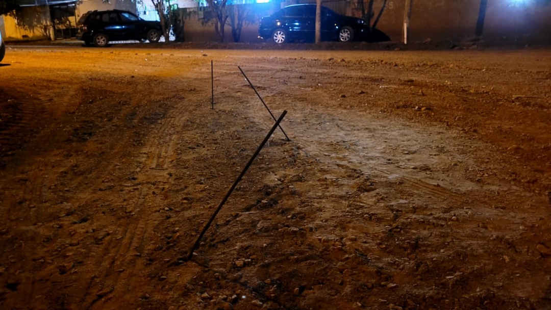 Empresa deixa vergalhões expostos em obra no Santa Marta e causa prejuízo a motorista