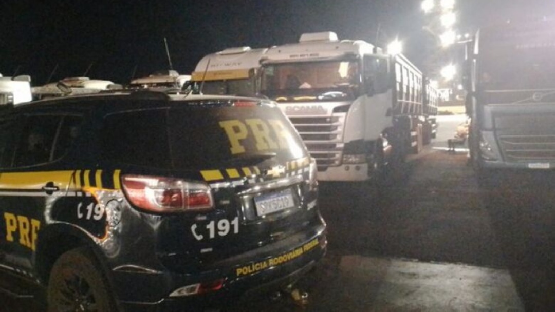 Motorista é preso transportando cerca de 450 mil maços de cigarros