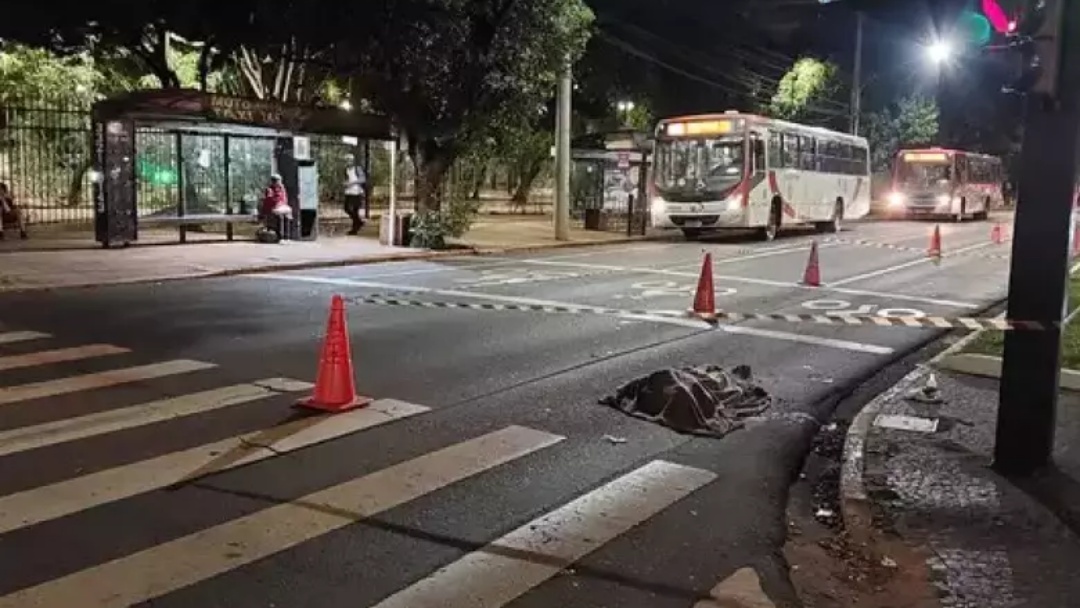 Morador de rua morre ap&oacute;s ser atropelado em frente &agrave; Pra&ccedil;a