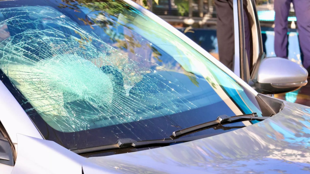 Motorista perde controle e bate em &aacute;rvore na Avenida Cear&aacute; em Campo Grande