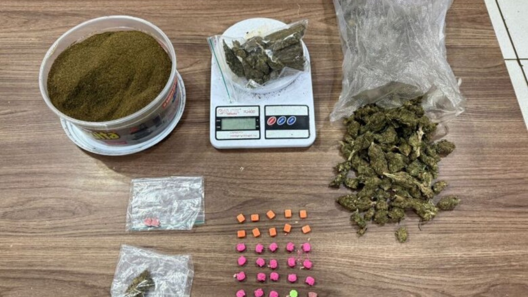 Polícia fecha 'boca de fumo' e prende foragido da Justiça