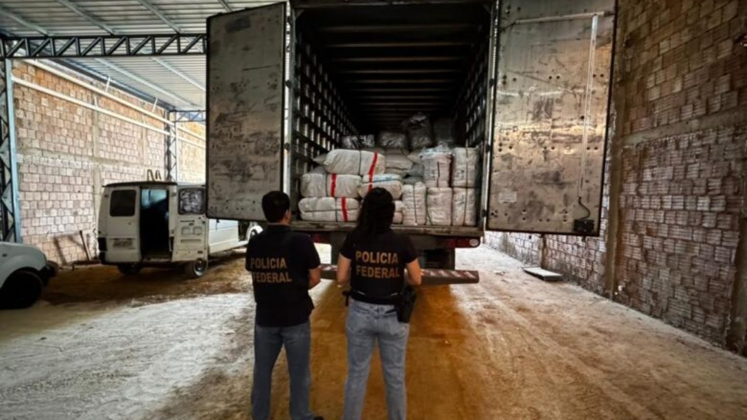 Carga ilegal &eacute; aprendida em galp&atilde;o usado como entreposto e cinco presos em flagrante