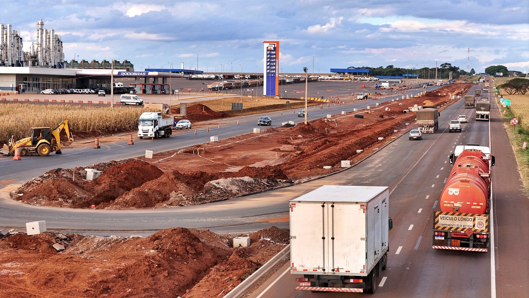 Alça de acesso à Inpasa é concluída e trecho da BR-060 passa a ter mão única