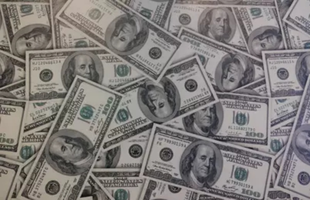 Dólar à vista salta a R$ 5,62 por temor sobre tarifas dos EUA