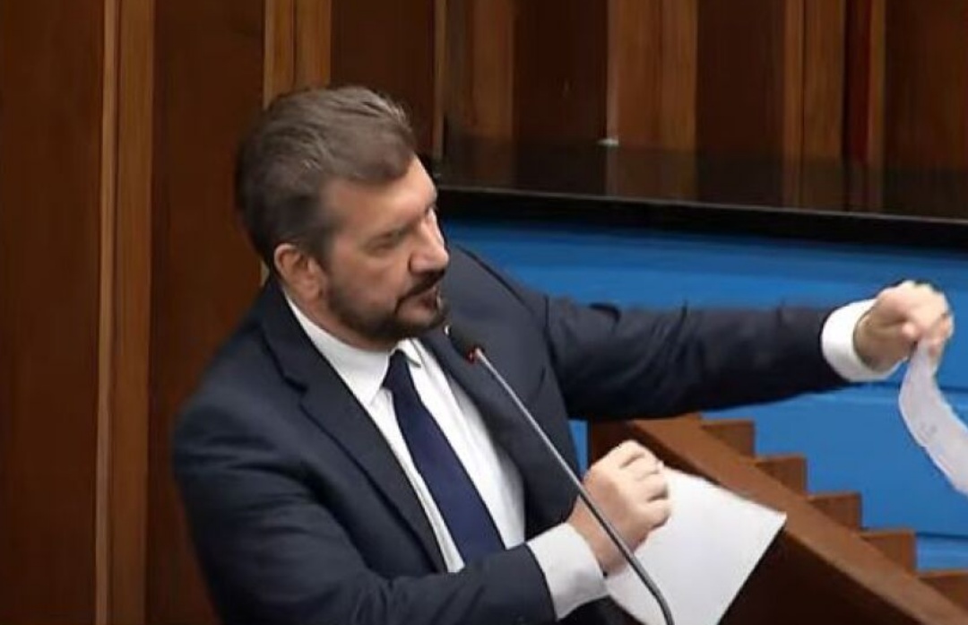 Após taxação, deputado de MS rasga moção de apoio a Trump