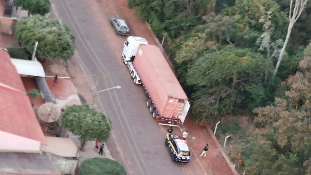 Com aux&iacute;lio de helic&oacute;ptero, pol&iacute;cia apreende caminh&atilde;o com 650 mil ma&ccedil;os de cigarros