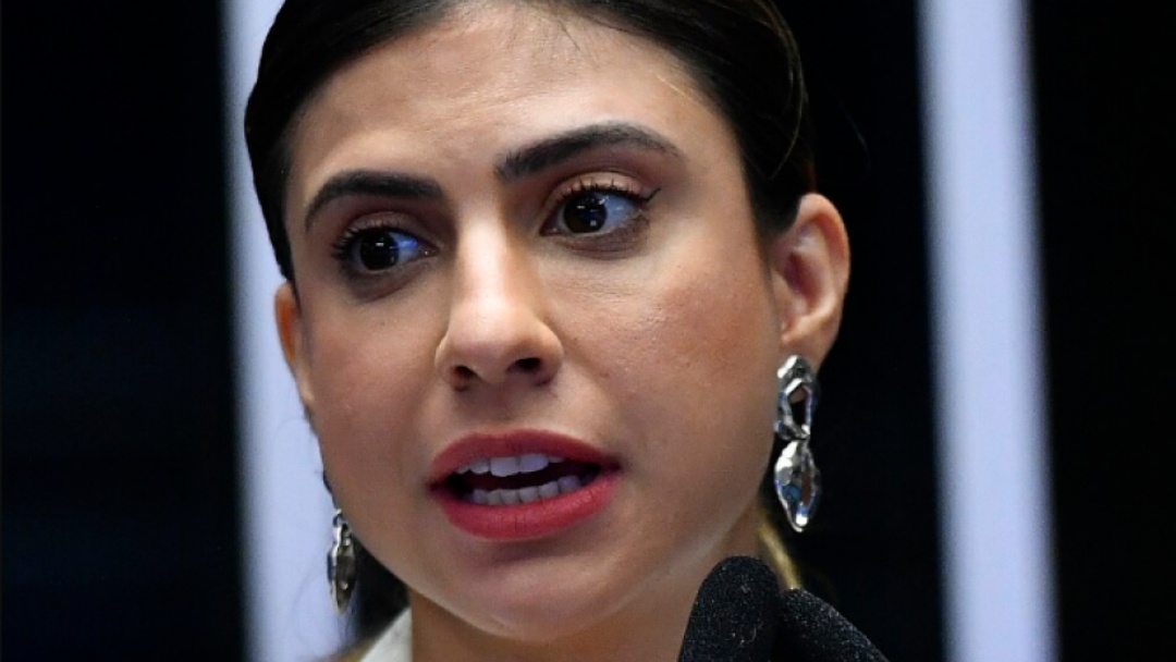 Camila Jara aciona PGR contra Jair e Eduardo Bolsonaro por crimes militares