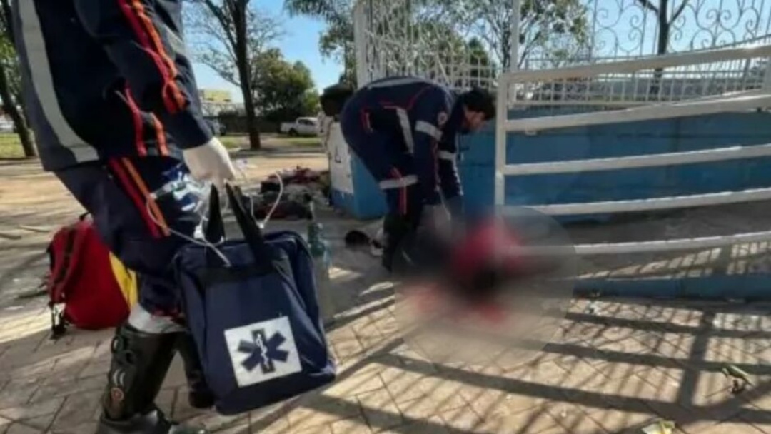 Morador de rua espancado a tijoladas está intubado em Três Lagoas