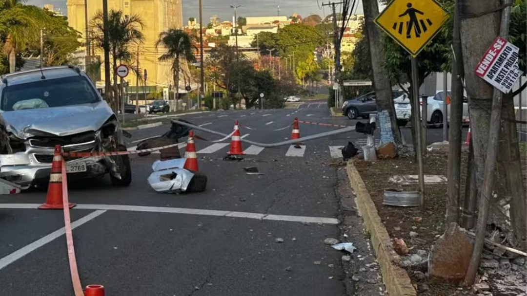 Jovem tomba caminhonete do pai ap&oacute;s bater em postes e derrubar sem&aacute;foro