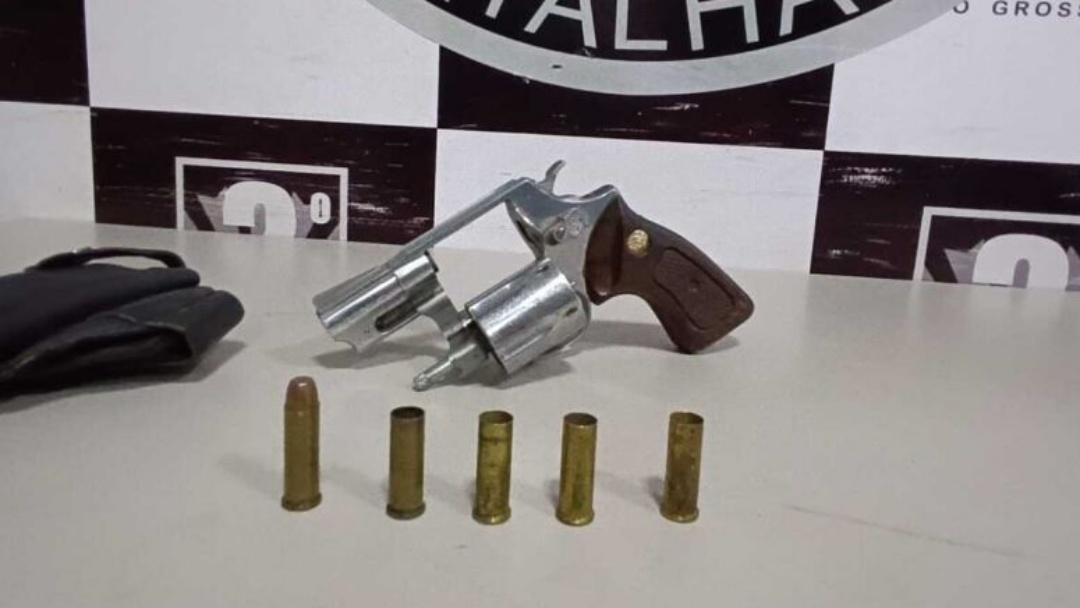 Homem dispara quatro vezes para o alto, resiste à abordagem e acaba preso em Dourados