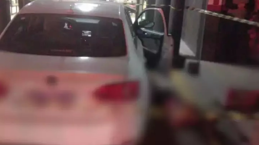 Casal &eacute; executado a tiros em frente a loja de cosm&eacute;ticos 