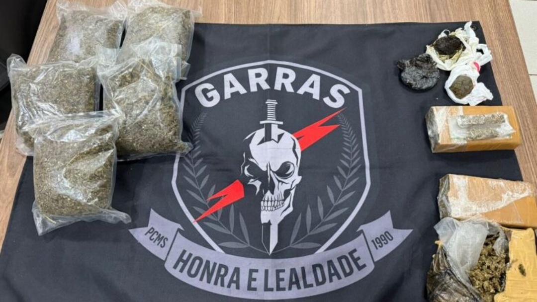 Foragidos da Justiça são presos em ponto de comercialização de drogas