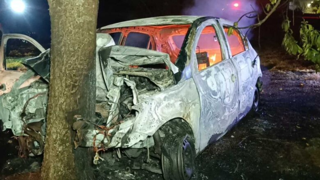 Carro pega fogo ap&oacute;s colis&atilde;o, homem morre e menor fica ferido em Dourados