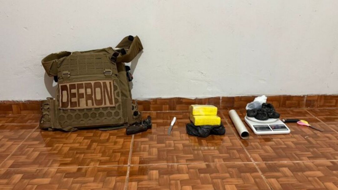 Dupla é detida com cocaína e arma de fogo em Rio Brilhante