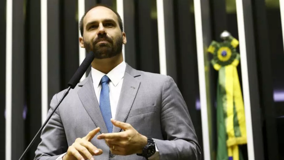 Eduardo Bolsonaro pede que os EUA ‘mandem uma resposta’ ao Brasil após decisão contra o pai