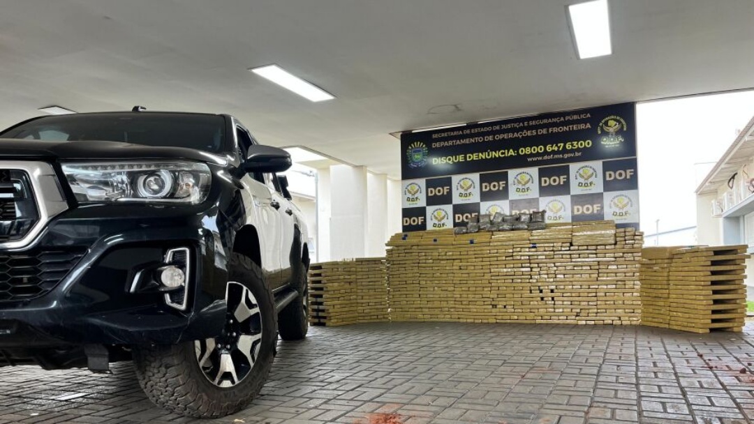 DOF apreende 1,7 tonelada de droga em Hilux roubada