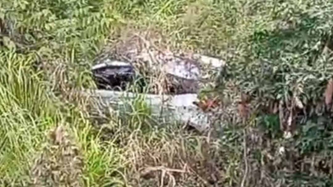 Ferro solto na pista provoca acidente na BR-262 e motorista cai em ribanceira de 30 metros 