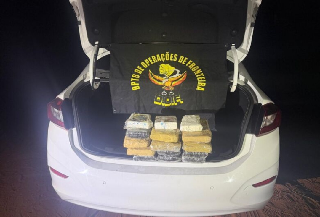 Motorista foge para mata e abandona carro com skunk e cocaína