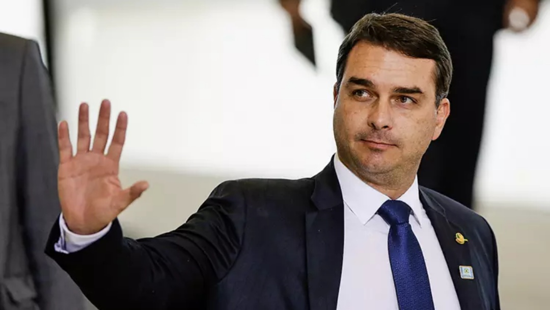 Flávio Bolsonaro pede a Trump suspensão das tarifas, mas apaga post em seguida