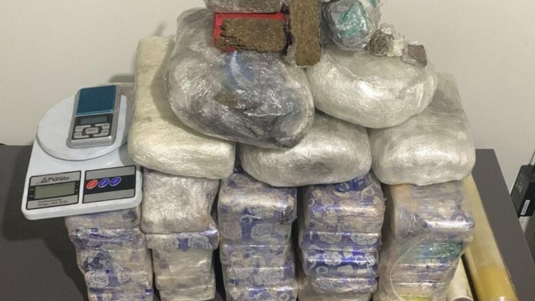 Casal é preso com 31 quilos de maconha escondidos no forro de casa