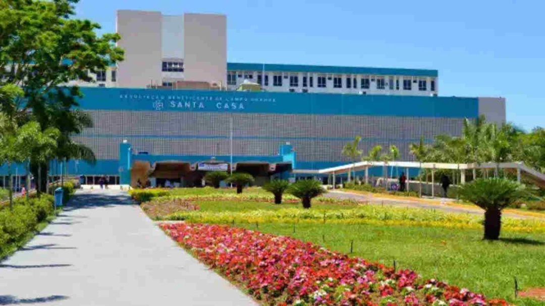 Mulher é socorrida com traumatismo na coluna em estado grave após ser encontrada ao lado de motocicleta