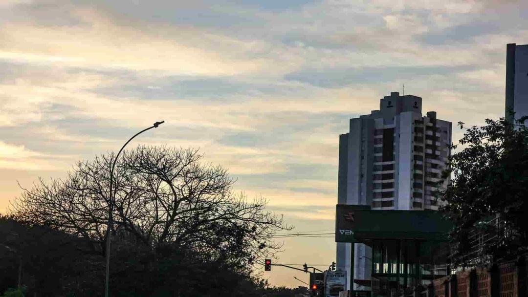 MS enfrenta segunda-feira de tempo seco, calor de até 30⯰C e alerta de baixa umidade