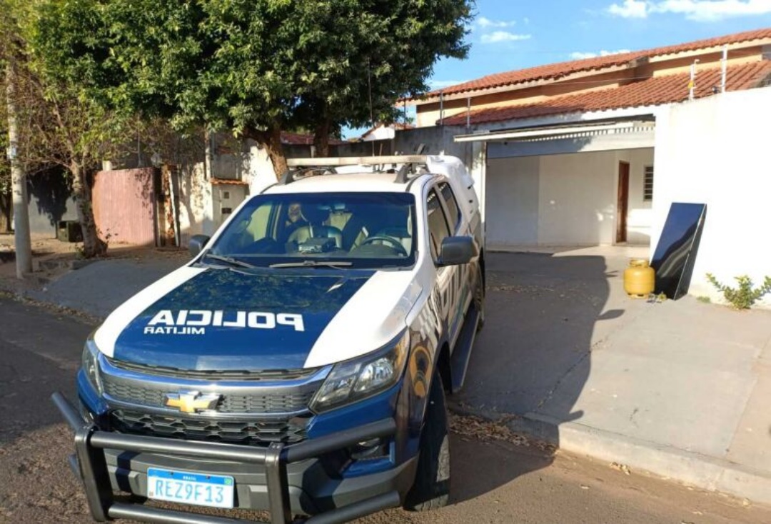 Dupla é presa em flagrante após furto de televisão em residência