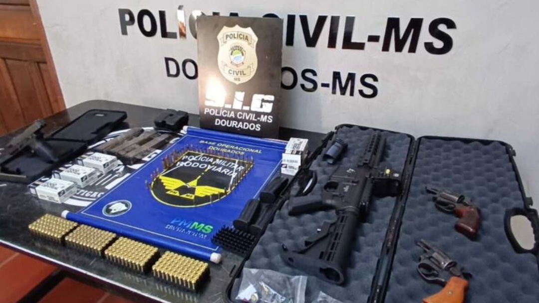 Homem é preso com fuzil e outras armas após denúncia de disparos contra veículo