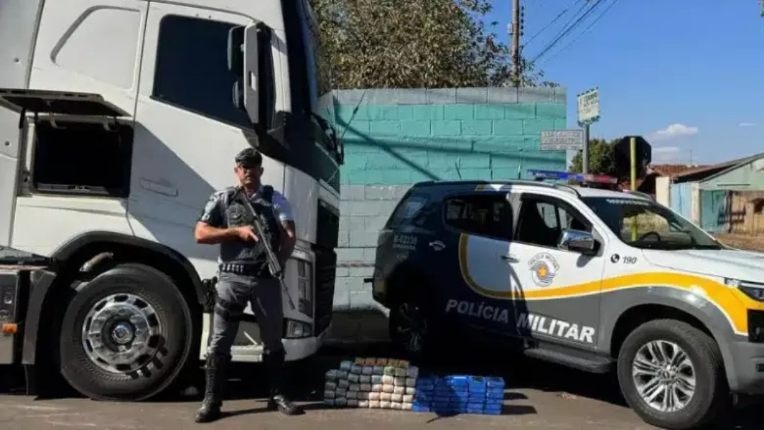 Caminh&atilde;o com placas de MS &eacute; apreendido com haxixe e coca&iacute;na